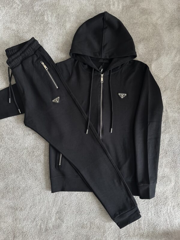 Prada trainingspak | traingle logo
