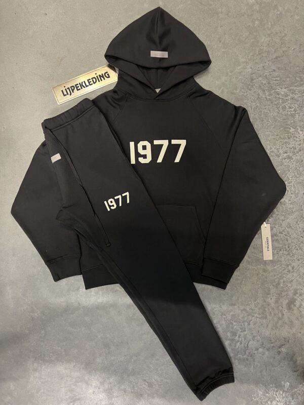 Essentials Trainingspak 1977 (zwart)