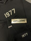 Essentials Trainingspak 1977 (zwart)