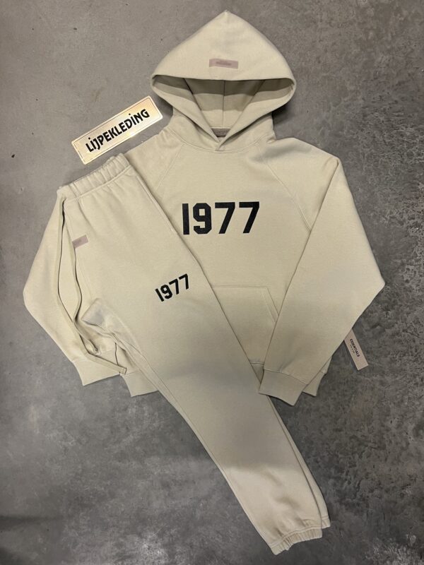 Essentials Trainingspak 1977 (beige)