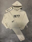 Essentials Trainingspak 1977 (beige)