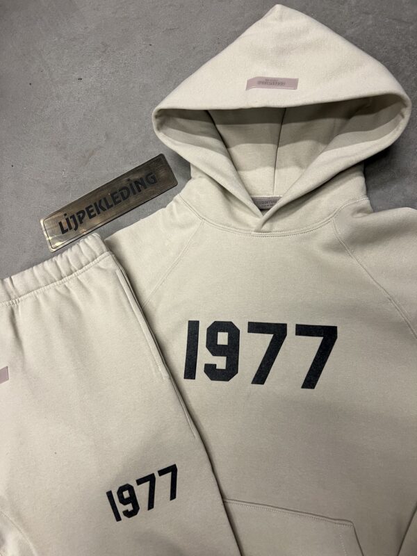 Essentials Trainingspak 1977 (beige) - Afbeelding 2