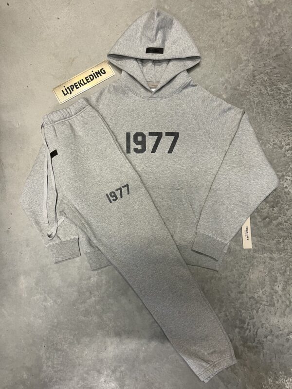 Essentials Trainingspak 1977 (grijs)