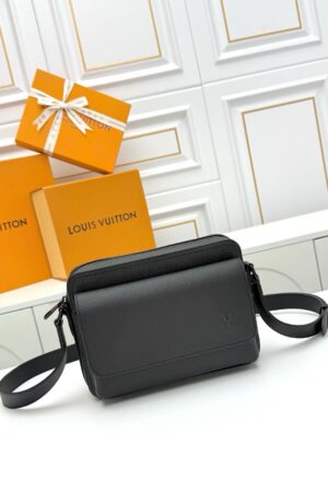 LV boarding messenger | black